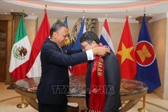 L’ambassadeur de Malaisie au Mexique, Jamal Johan (à gauche) passe la présidence tournante du Comité de l’Association des nations de l’Asie du Sud-Est (ASEAN) au Mexique (ACMC) à l’ambassadeur du Vietnam au Mexique, Nguyên Van Hai. Photo : VNA