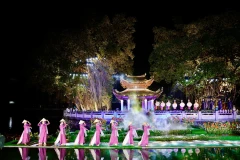 Défilé de ao dài (tunique traditionnelle) dans le temple de la Littérature, l'une des attractions touristiques de Hanoi. Photo: danviet.vn