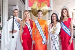 Des candidates de Miss Cosmo 2025 arrivent à l’aéroport international de Tân Son Nhât. Photo : VOV