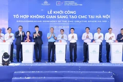 Le Premier ministre Pham Minh Chinh (centre) et les délégués lors de la mise en chantier de l’Espace créatif de CMC à Hanoi (CCS Hanoi), le 1er juin. Photo: VNA