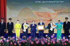 Le Premier ministre Pham Minh Chinh décerne un certificat de mérite à Vietnam Airlines. Photo : VNA