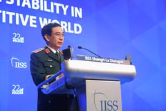 Le général Phan Van Giang, vice-secrétaire de la Commission militaire centrale et ministre de la Défense nationale, s’exprime lors de l’événement. Photo : VNA