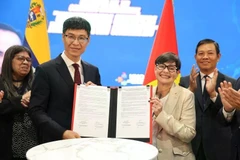 Le prof-Dr Tu Minh Phuong, président du Conseil de l’Institut de technologie des postes et télécommunications (PTIT), et la vice-présidente et ministre vénézuélienne des Sciences et de la Technologie, Gabriela Jiménez Ramírez, signent un protocole d’accord de coopération. Photo : ambassade du Vietnam au Venezuela