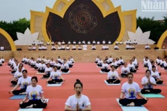 Plus de 300 personnes ont assisté à une représentation de yoga lors de la Journée internationale du yoga 2025. Photo : nhandan.vn