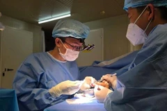 Les médecins et infirmiers de l’hôpital de campagne de niveau 2 n°6 du Vietnam ont réalisé avec succès une opération complexe pour sauver un doigt gravement blessé d’un patient de nationalité pakistanaise. Photo : FHL 2.6