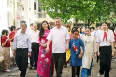 1er juin 2025 Le secrétaire général du Parti, Tô Lâm, a visité le 1er juin les lycées Nguyen Dinh Chieu et Xa Dan, deux écoles pour élèves handicapés à Hanoï, à l’occasion de la Journée internationale de l’enfance. Photo : VNA 