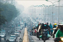 Véhicules à Hô Chi Minh-Ville. La ville envisage l’installation de centaines de stations de surveillance supplémentaires pour le contrôle de la qualité de l’air. Photo: thuonghieucongluan.com.vn