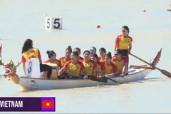 L'équipe féminine vietnamienne de bateau-dragon remporte la médaille d'or de la course de 200 m à 10 personnes aux SEA Games 33. Photo : The thao Viet Nam