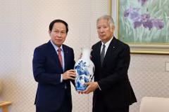 Le vice-Premier ministre vietnamien Lê Tiên Châu (à gauche) et le président de la Chambre des représentants du Japon, Mori Eisuke. Photo : VGP