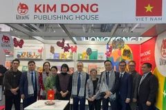Les délégués assistent à la cérémonie d'ouverture de l'Espace du livre du Vietnam à la Foire du Livre de Francfort 2025. Photo : NDEL