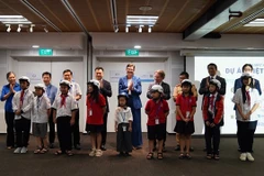 Les délégués lancent le partenariat pour la sécurité routière du Projet 2000 de la Fondation Vietnam à Hanoi. Photo : OMS