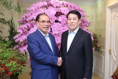 Le président Luong Cuong (à droite) et l’ancien secrétaire général du Parti, Nông Duc Manh, Nông Duc Manh. Photo : VNA