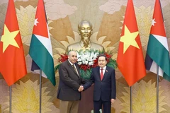 Le président de l’Assemblée nationale du Vietnam, Trân Thanh Mân (à doite) et le président de la Chambre des représentants du Royaume hachémite de Jordanie, Mazen Turki El Qadi, se serrent la main, à Hanoi, le 2 février. Photo : VNA
