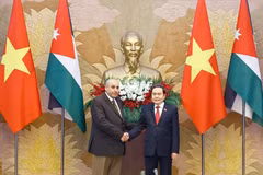 Le président de l’Assemblée nationale du Vietnam, Trân Thanh Mân (à doite) et le président de la Chambre des représentants du Royaume hachémite de Jordanie, Mazen Turki El Qadi, se serrent la main, à Hanoi, le 2 février. Photo : VNA