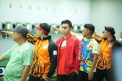 Le tireur Pham Quang Huy et ses coéquipiers ont remporté la médaille de bronze pour l'équipe vietnamienne de tir. Photo : laodong.vn