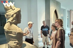 Visiteurs au musée de la sculpture Cham. Photo: VOV