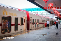 Le Train de Hanoi sur les rails depuis le 19 août 2025. Photo: VNA