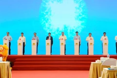 Le secrétaire général du Parti, Tô Lâm, et des délégués lors de la cérémonie de mise en chantier du stade PVF, à Hung Yên, le 19 octobre. Photo : VNA