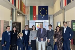 L’ambassadrice du Vietnam en Bulgarie, Nguyên Thi Minh Nguyêt (5e à partir de la gauche), et des membres de l’ambassade lors d’une visite et d’une séance de travail dans la zone économique de Trakia. Photo publiée par la VNA