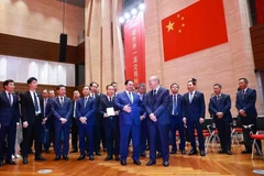 Le Premier ministre Pham Minh Chinh (à gauche, premier plan) visitant la Bourse de Shanghai, le 26 juin. Photo : VNA