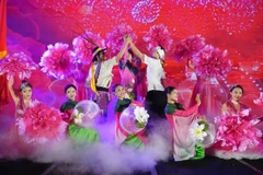 Un spectacle de danse lors de la célébration du printemps à la frontière et du Festival des peuples de la frontière Vietnam-Chine 2025. Photo : VNA