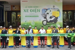 Vue de la cérémonie de livraison de motos électriques Honda Benly e à la Poste de Hanoi, le 26 juin. Photo : VNA