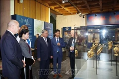 Le secrétaire général Tô Lâm (4e à partir de la gauche), son épouse Ngô Phuong Ly, et le président bulgare Roumen Radev et son épouse au Musée national d’histoire de Bulgarie. Photo : VNA