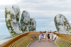 Touristes sur le pont d'Or à Dà Nang.