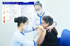 La doctoresse Bach Thi Chinh, directrice médicale du système de vaccination VNVC et experte en médecine préventive, a été l'une des premières personnes au Vietnam à se faire administrer le vaccin contre le VRS. Photo : Nhân Lê