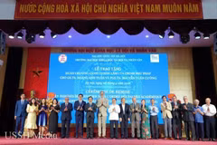 Des représentants de l’ambassade de France au Vietnam, des organisations partenaires et la direction de l’établissement félicitent les deux scientifiques honorés par les Palmes académiques. Photo : USSH