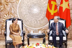 Le secrétaire général du Parti communiste du Vietnam (PCV) Tô Lâm (à droite) et la vice-présidente du Parti du peuple cambodgien (PPC) et présidente du Conseil national du Front de solidarité pour le développement de la Patrie du Cambodge (FSDPC), Men Sam An, à Hanoi, le 23 mars. Photo : VNA