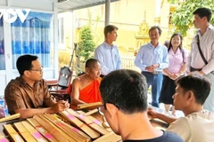 Numérisation de livres sur feuilles de latanier, financée par le Fonds canadien d'initiatives locales. Photo: VOV