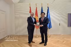 Le président du Comité populaire de la ville de Huê, Nguyên Khac Toàn (à droite) présente un souvenir au président du Parlement du Land de Basse-Autriche, Karl Wilfing. Photo : VNA