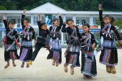 Des élèves issus des minorités ethniques devant leur nouvelle école. Photo: NDEL