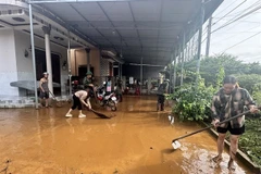 Les gens nettoient la boue après l'inondation de mercredi, qui a inondé plus de 1.000 maisons dans la commune de Da Huoai 3 (Lâm Dông) et emporté cinq autres. Photo : VNA