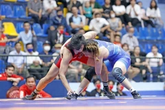 Nguyên Thi My Hanh (à droite) affronte l'Indonésienne Kharisma Tantri Herlina en finale de la catégorie des 62 kg femmes aux 31es Jeux d'Asie du Sud-Est. Photo: VNA