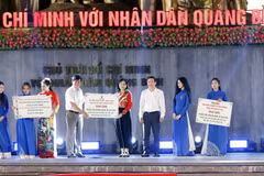 Le rédacteur en chef du journal "Agriculture et Environnement", Nguyên Ngoc Thach, remet symboliquement des réservoirs d'eau douce pour soutenir les pêcheurs de Quang Binh. Photo: VNA