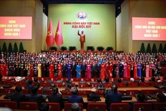 Les dirigeants du Parti et de l'Etat posent avec les déléguées au 14e Congrès national du Parti, à Hanoi, le 19 janvier. Photo: VNA
