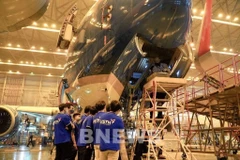 Des étudiants de l'Université des sciences et technologies de Hanoi (USTH) en stage chez la compagnie d’ingénierie de Vietnam Airlines (VAECO). Photo : VNA