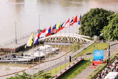 Drapeaux de l'ASEAN flottant au vent au parc de Bach Dang, dans le quartier de Saigon, à Hô Chi Minh-Ville, lors du 58e anniversaire de la fondation de l'ASEAN (8 août 1967 - 2025). Photo : VNA