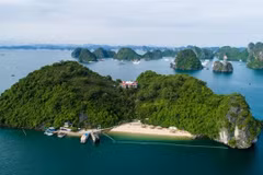 La plage de Soi Sim, un havre de paix et de beauté, aux eaux turquoise, au cœur de la baie de Ha Long. Photo: paradisevietnam.com