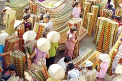 Un marché vendant des nattes de Ban Thach. Photo : https: tourdanangcity.vn
