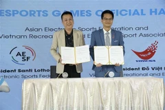 Le président de la VIRESA, Dô Viêt Hung (à droite), et le président de l'AESF, Santi Lothong, lors de la cérémonie de signature. Photo : VNA