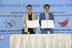 Le président de la VIRESA, Dô Viêt Hung (à droite), et le président de l'AESF, Santi Lothong, lors de la cérémonie de signature. Photo : VNA