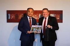 L’ambassadeur du Vietnam en Nouvelle-Zélande, Phan Minh Giang (à gauche) et le maire de Palmerston North, Grant Smith. Photo : VNA