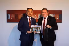 L’ambassadeur du Vietnam en Nouvelle-Zélande, Phan Minh Giang (à gauche) et le maire de Palmerston North, Grant Smith. Photo : VNA