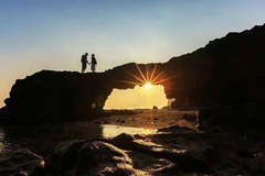 L'arcade To Vo sur l'île de Ly Son, d’une hauteur estimée à 2,5 m, est le lieu idéal pour contempler le coucher du soleil. Photo: VnExpress