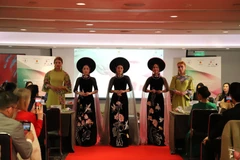 Des mannequins présentent l'ao dài de la styliste Lan Huong lors de la Semaine de la mode de l’ao dài 2026. Photo : VNA