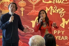 L'architecte Thibault Fèbrer et la chanteuse Thanh Tâm interprètent la chanson l’air traditionnel « Bèo dat mây trôi» lors du programme. Photo: VNA