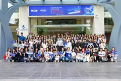 Des étudiants de l’Académie de journalisme et de communication participent à ce symposium qui met en lumière le dynamisme de la technologie comme source de bonheur. Photo : VNA